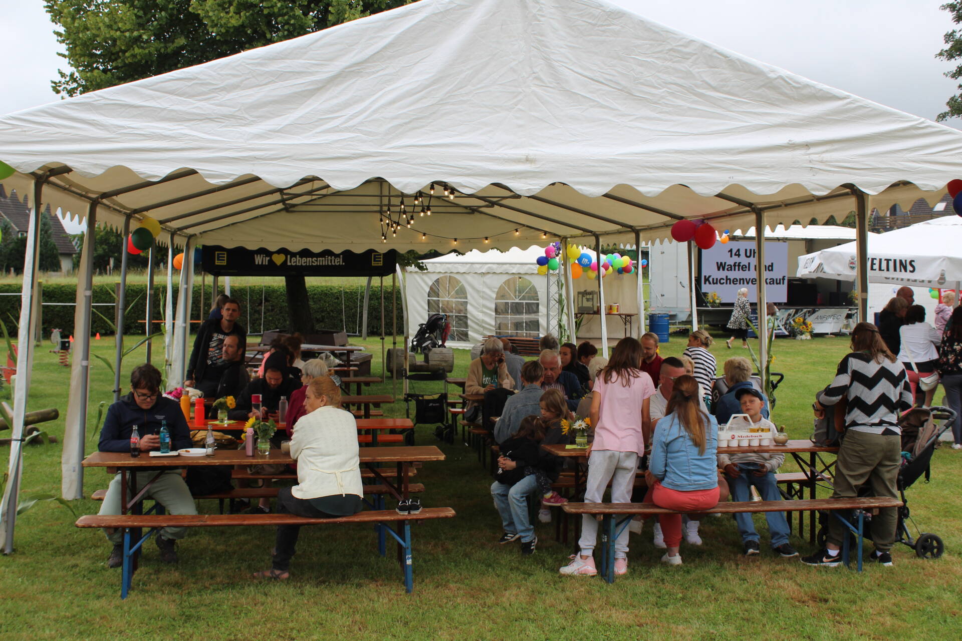 Kaffee und Kuchen essen