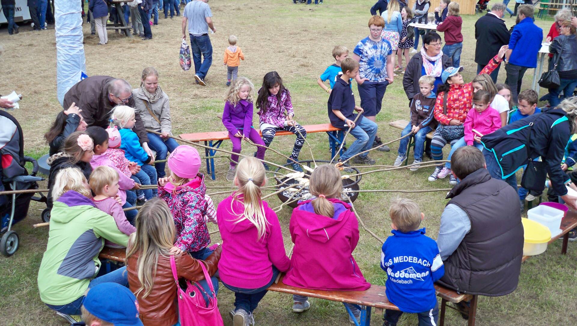 Oberntorfest Medebach Besucher und Helfer, Lagerfeuer