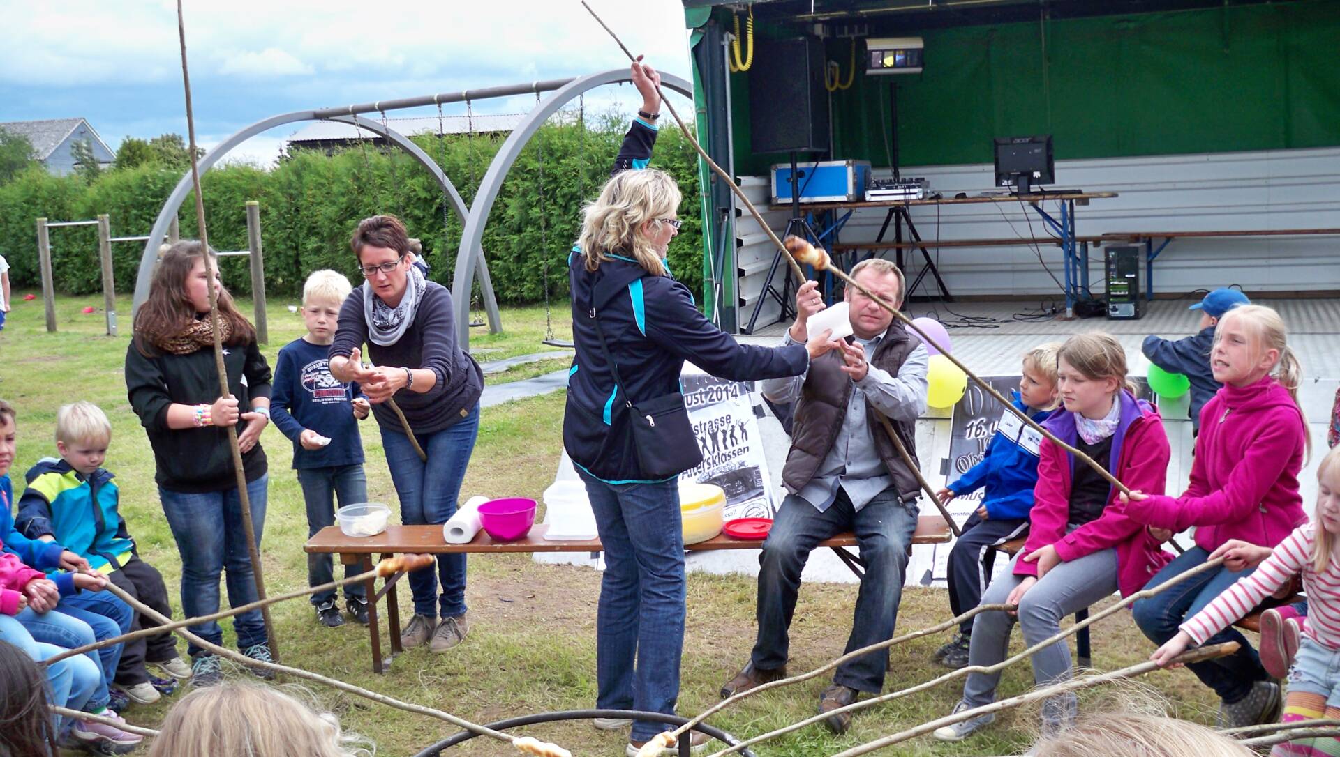 Oberntorfest Medebach Besucher und Helfer, Lagerfeuer