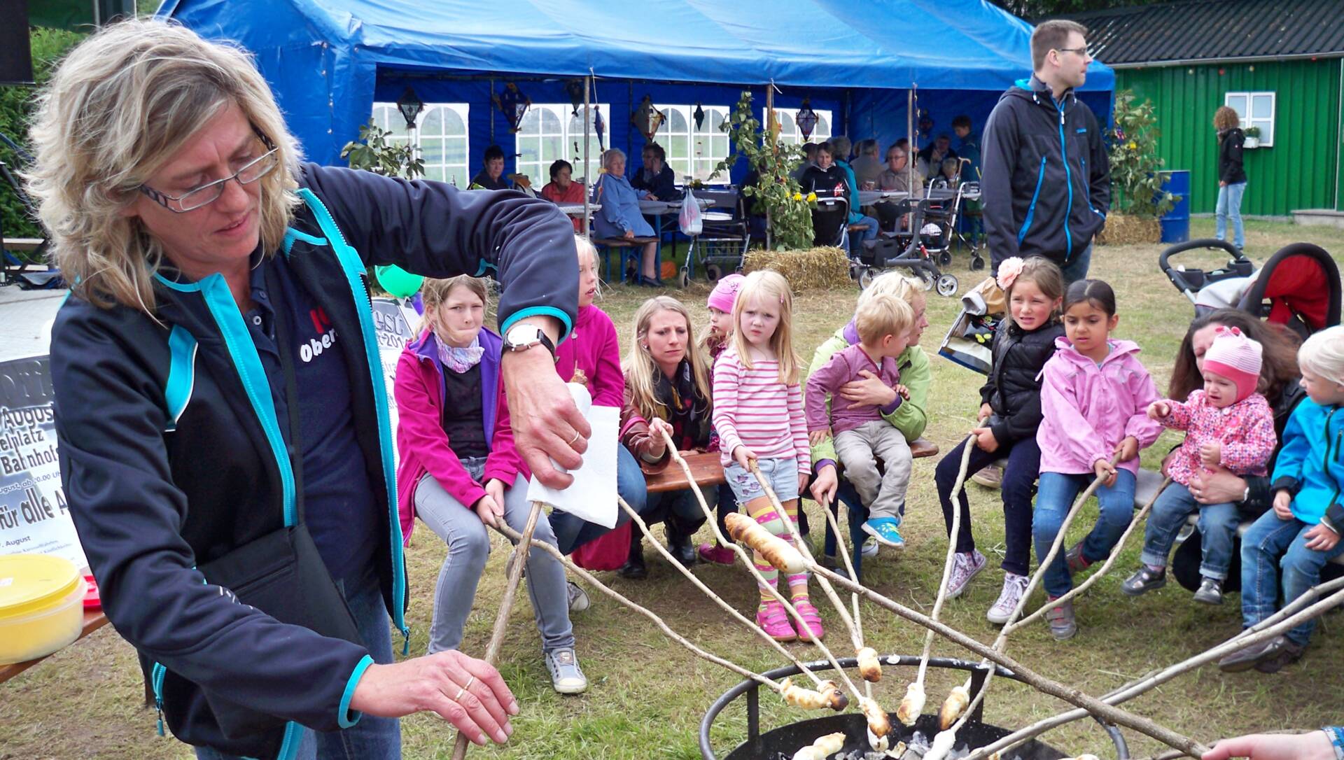 Oberntorfest Medebach Besucher und Helfer, Lagerfeuer